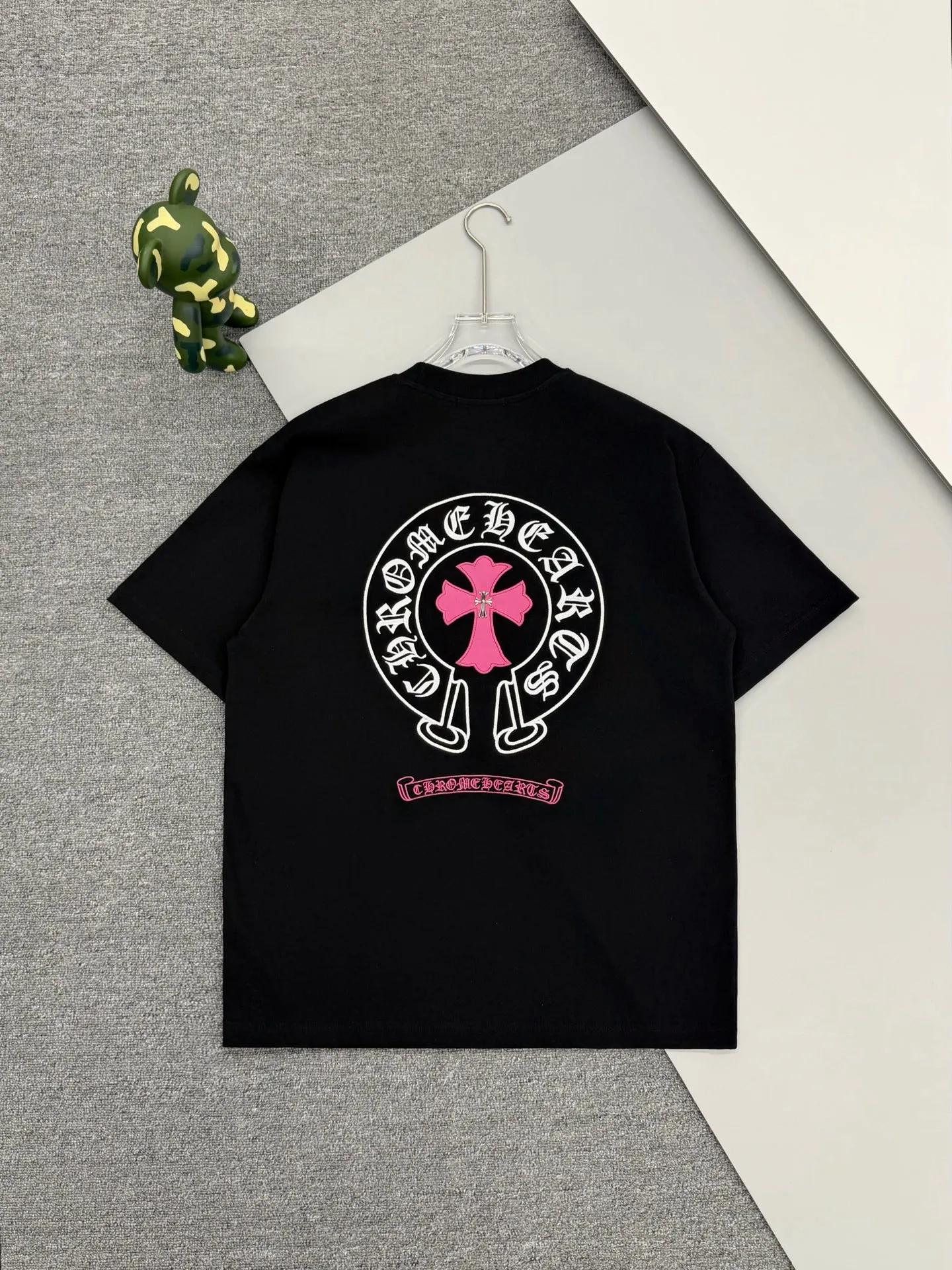 P170 [High Quality] Chrome hearts T-shirt short sleeve. The new model is embroidered with leather horseshoe logo on the front and back, and the back panel is designed with leather ten-rivet embroidery. High-end custom-made 32-count 285-gram fabric. Soft to the touch. Comfortable to wear. Exquisite stitching. Fine workmanship. The upper body effect is incomparably handsome! Same style for men and women Color: Black White Size: S to xL Size chart S: Shoulder width 51 - Bust 55 - Clothing length 70 M: Shoulder width 53 - Bust 57 - Clothing length 72 L: Shoulder width 55 - Bust 59 - Clothing length 74 XL: Shoulder width 57 - Bust 61 - Clothing length 76